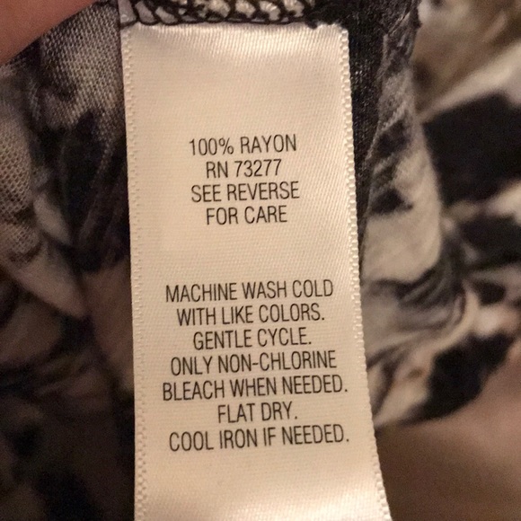 EUC Apt. 9 Cap sleeve lightweight shirt - Picture 3 of 5